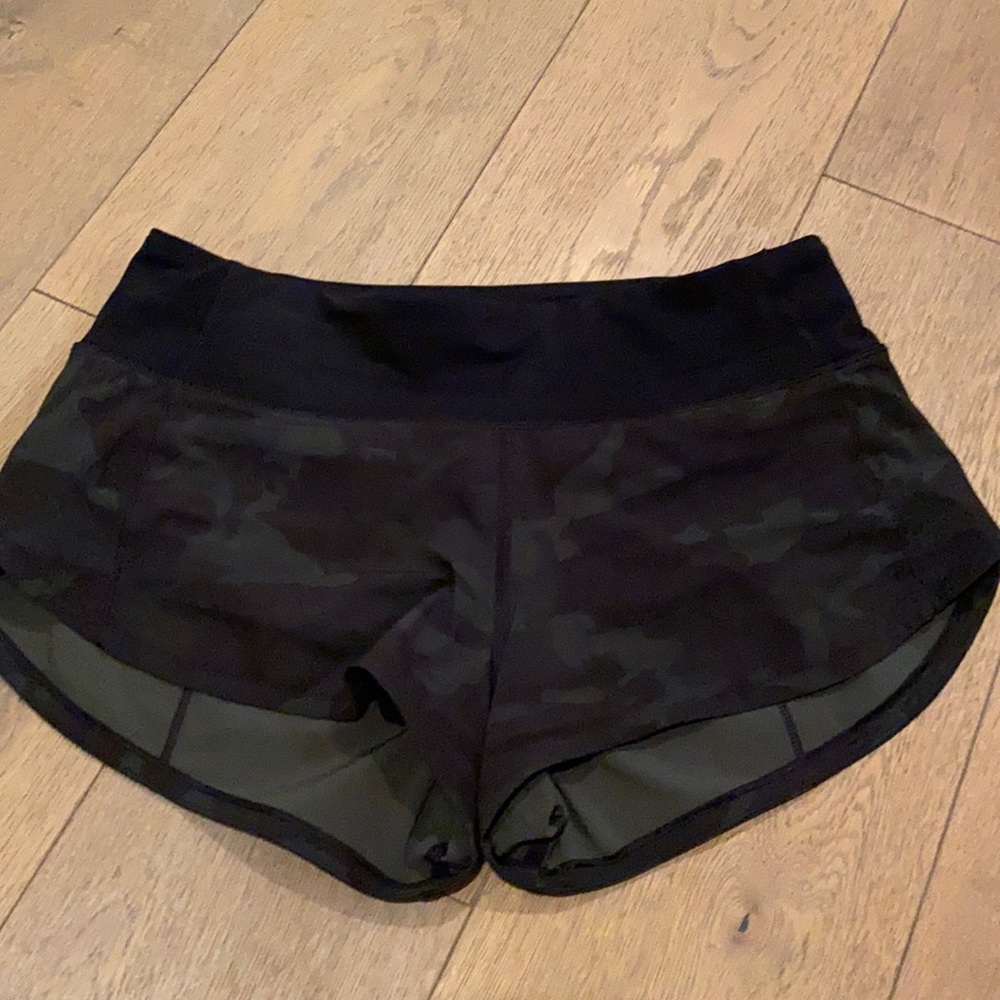 Lululemon black camo size 2 speed up short